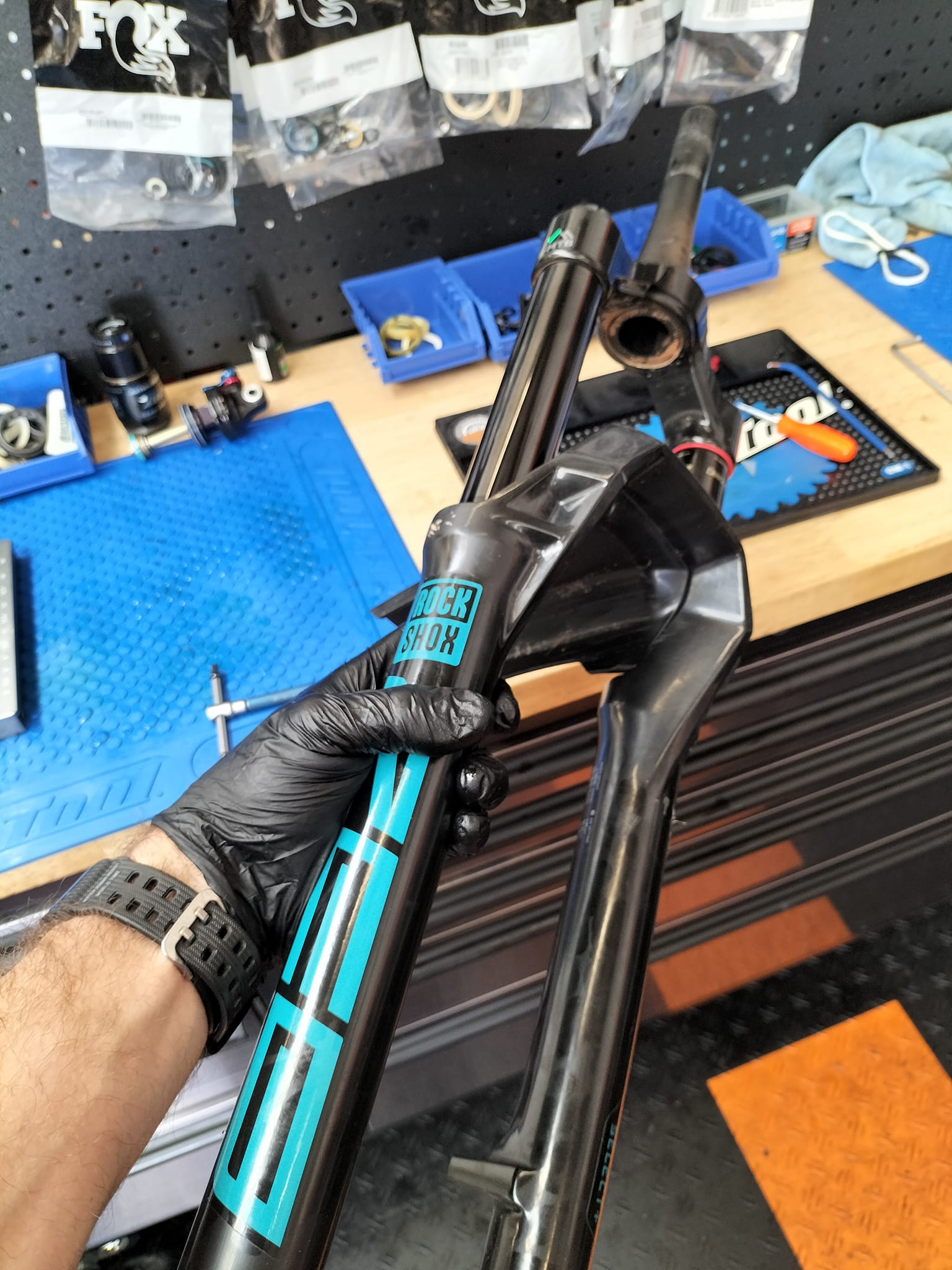 RockShox fork rebuild on the dedicated suspension bench at TLS-HQ